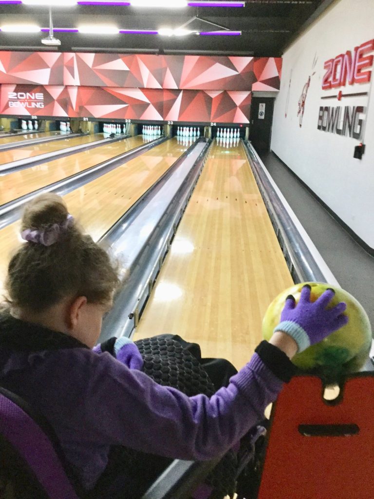 ZONE BOWLING-SOUTHGATE(Support by Pam )